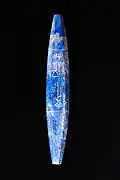 Perle en lapis-lazuli au nom de Mesanepada d'Ur. Musée national de Damas.