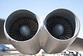 Vue rapprochée d'une nacelle contenant deux turboréacteurs TF-33 à double flux sur un B-52H.