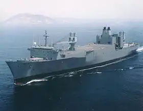 Le USNS Regulus, l'un des huit Fast Sealift Ships. Construit en Allemagne de l'Ouest et aux Pays-Bas au début des années 1970, ils ont une vitesse de pointe de 33 nœuds ce qui les classe parmi les plus rapides navires de leur catégorie, .