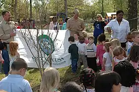 L'US Navy participant au jour de l'Arbre avec les enfants du Virginia's Child Development Center, 19 avril 2006, Norfolk.