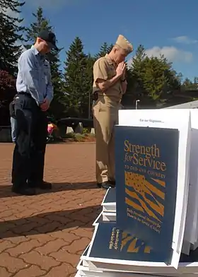 Militaires priant pendant le Jour national de prière, le 3 mai 2007.