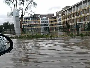 Bâtiment universitaire dont le parvis est entièrement sous l'eau.