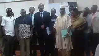 Photo de famille après une conférence