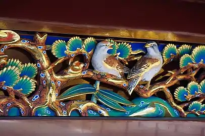 Détail d'une sculpture d'oiseau.