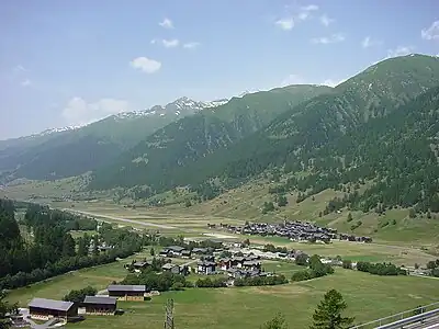 Vue d'Ulrichen et de l'aérodrome depuis la route du col du Nufenen