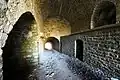 Un passage couvert dans le casernement des officiers donnant sur la batterie annexe.