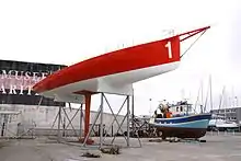 Un voilier de course sur ber à La Rochelle