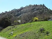 Une colline à Aubignosc formée de bancs alternés de calcaire et de marne