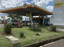 Station-service entre Cascavelle et Bambous.