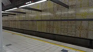 En plus des mosaïques, on voit la signalétique de la station en haut de l'image.