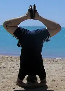 Variante du poirier dont la position des pieds est similaire à Baddha Konasana (en)