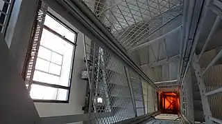 Monte-charge de l'usine.