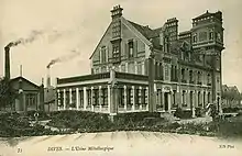 Carte postale en noir et blanc d'une usine