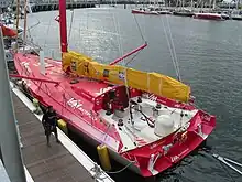 un monocoque rouge, à quai
