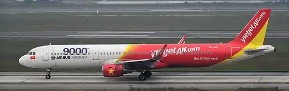 Livrée célébrant le 9000ème appareil construit par Airbus, ici un A321-200 de VietJet Air