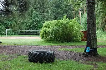 À l'arrière-plan se trouve un terrain de volley-ball