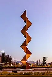 Une zébrure de pierre monte au, ou descend du, ciel.