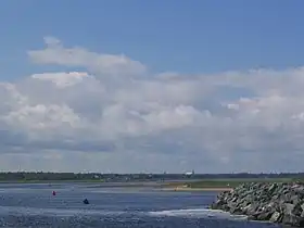 L'embouchure de la Grande Rivière Tracadie à Val-Comeau. La ville au loin est Tracadie-Sheila.