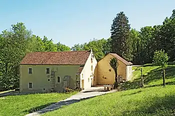 L'ermitage dans une prairie du val de la Seine.
