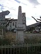 Monument aux morts devant l'église et la mairie