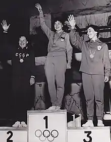 Heidi Schmid (au centre) sur le podium des Jeux olympiques d'été de 1960.