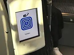 Valideur Navigo présent dans les tram-trains Alstom Citadis Dualis.