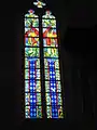 Vitraux à côté de l'autel
