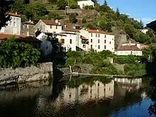 Nous voyons ici l'architecture typique du village avec des maisons qui bordent l’Hérault, ainsi que le fleuve