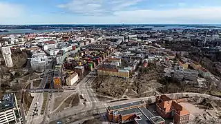 La rue d'Aleksis Kivi sépare Alppiharju et Vallila.