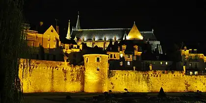 Avec les remparts de nuit.