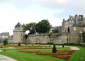 La Tour du Connétable, la Tour Joliette et les jardins des remparts.