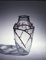 Vase à décor de baies stylisées, 1925.