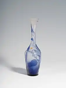 Émile Gallé, Vase en verre bleu, vase à long col évasé, corps globulaire, au décor de clématites en relief sur fond bleu, vers 1900, Musée des beaux-Arts de Reims