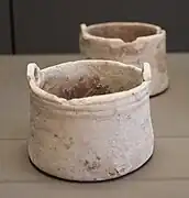 Deux vases-baquets cylindriques en fritte.