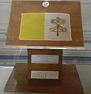 Le drapeau présenté dans une vitrine, avec un texte explicatif en anglais.