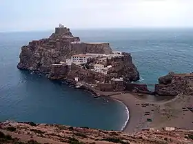 Peñón de Vélez de la Gomera à marée basse vue depuis la côte marocaine.