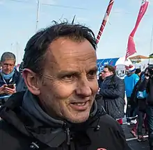 Portrait, de trois-quarts.