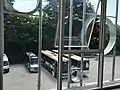 Fenêtres de la gare routière avec vue sur les autocars