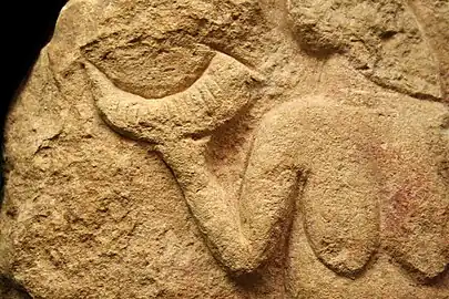 Détail du bras droit et de la corne.