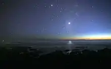 ciel de nuit, astre brillant se reflétant dans les eaux