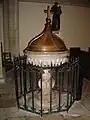 Les fonts baptismaux.