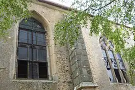 Verrières aux vitrages cassés.