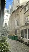 vestige de la chapelle de l'hospice des Enfants-Rouges, au no 90.