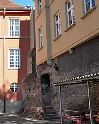 Vestiges de l'enceinte médiévale.