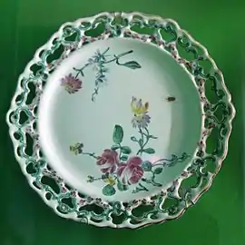 Veuve Perrin, assiette à aile ajourée, fleurs et insectes.