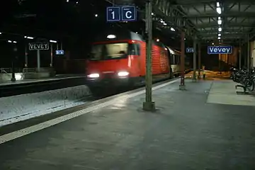 Un InterRegio entrant en gare sur la voie 1 en 2009.