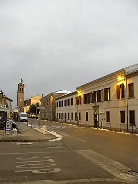 Codevigo, Via Vittorio Emanuele III. À droite la mairie, au fond l'église paroissiale San Zaccaria.
