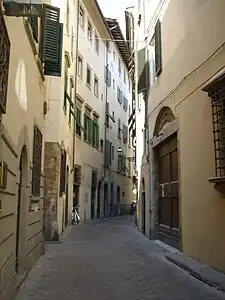 Vue de la via dei Bentaccordi (it), qui épouse la courbure de l'ancien amphithéâtre.