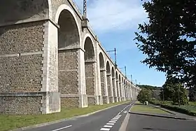 Le viaduc de Changis, vu depuis la rue Nelly-Kopp.