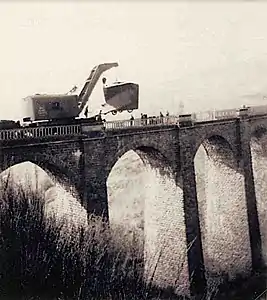 Vue du relevage du chasse-neige tombé du viaduc